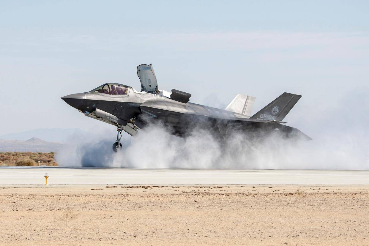 英国航母亚太秀肌肉反露怯，F-35B面临“无弹可投”窘境