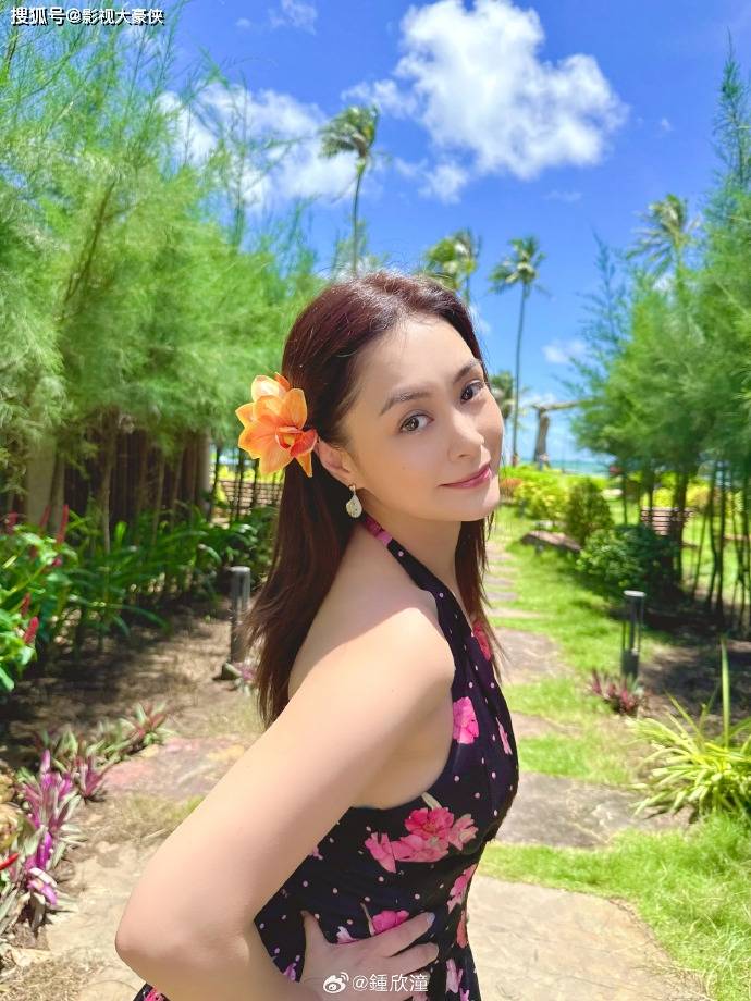 44岁阿娇晒旅行照，穿泳装身材零赘肉，近照变瘦，美出新高度