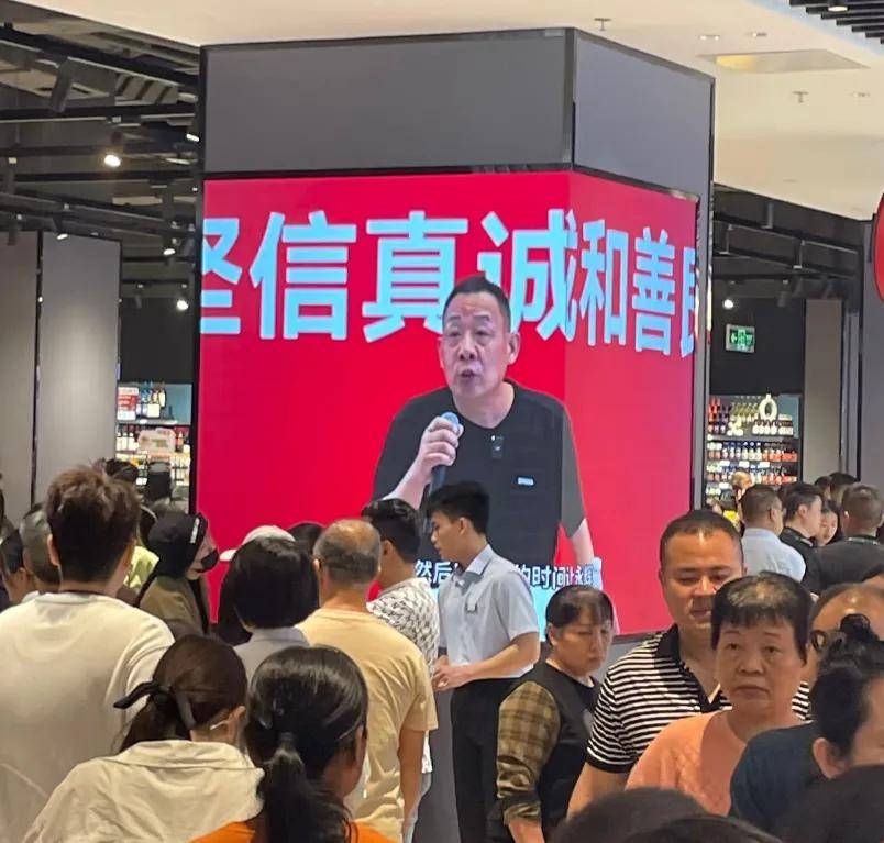 关店200家的“胖东来学徒”，交了份反面教材
