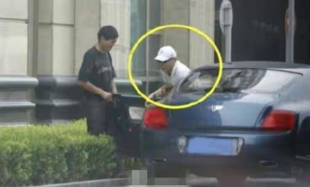 68岁葛优买80万越野车，与美女亲切合影，打扮年轻精神佳