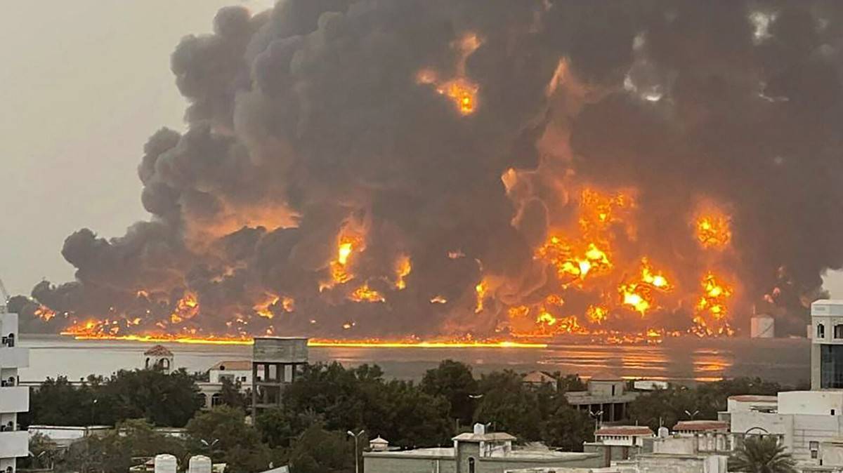 伊朗盟友惨遭背叛？胡塞武装总理遇袭身亡，10枚炸弹砸下，高层人物几乎全灭！