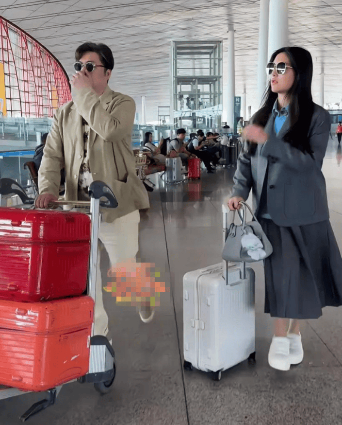 王诗龄开学王岳伦送机！穿学院风显腿短衣品不如爸爸，瘦出尖下巴