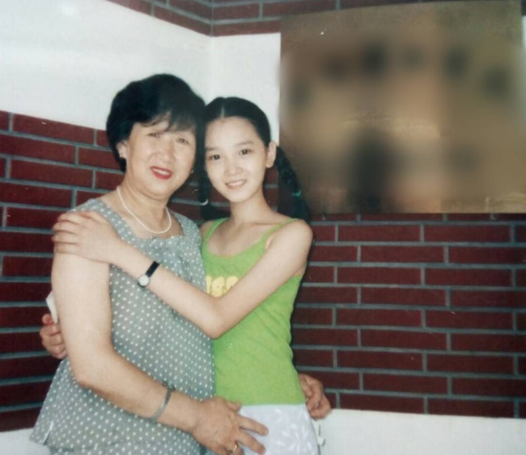 36岁陈小纭回吉林老家探亲，陈小纭母亲罕露面，家中装修朴实简约