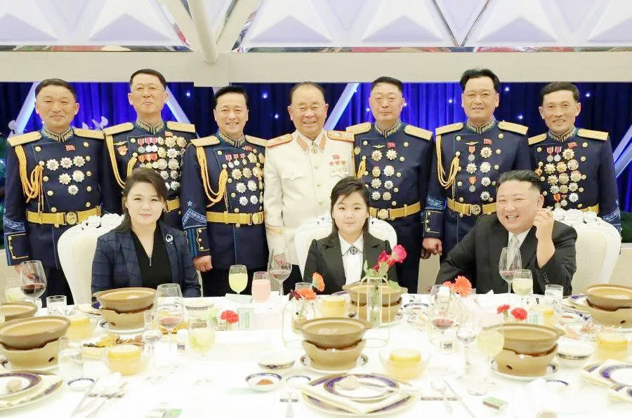 金正恩携女儿访华，女儿穿搭黑色西装太飒，脸蛋肉嘟嘟的很可爱