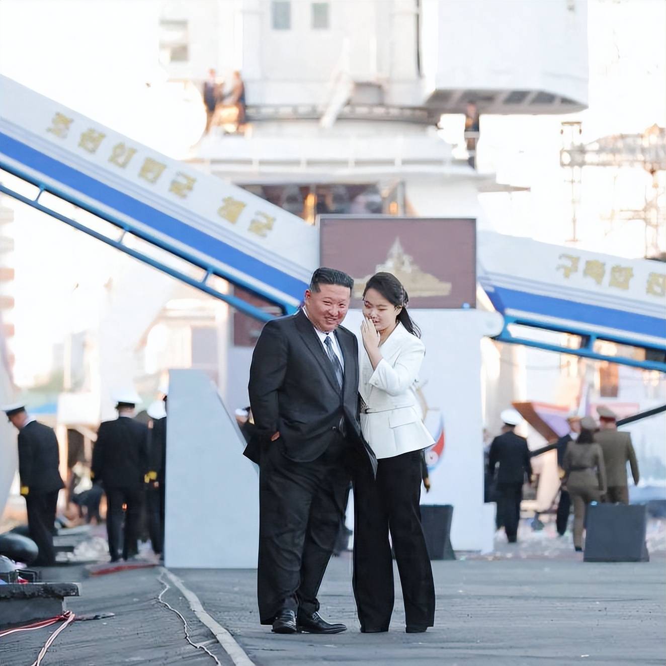 金正恩携女儿访华，女儿穿搭黑色西装太飒，脸蛋肉嘟嘟的很可爱