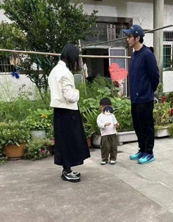 金世佳二胎首曝光是女儿！小公主长相惊艳！眼睛又大又亮美如精灵