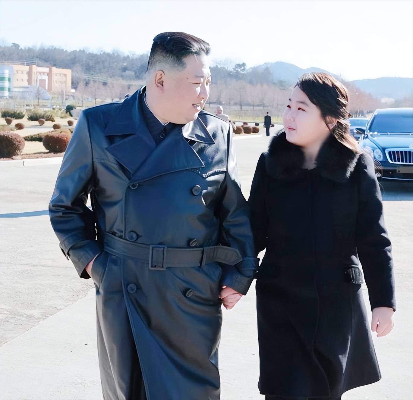 金正恩携女儿访华，女儿穿搭黑色西装太飒，脸蛋肉嘟嘟的很可爱