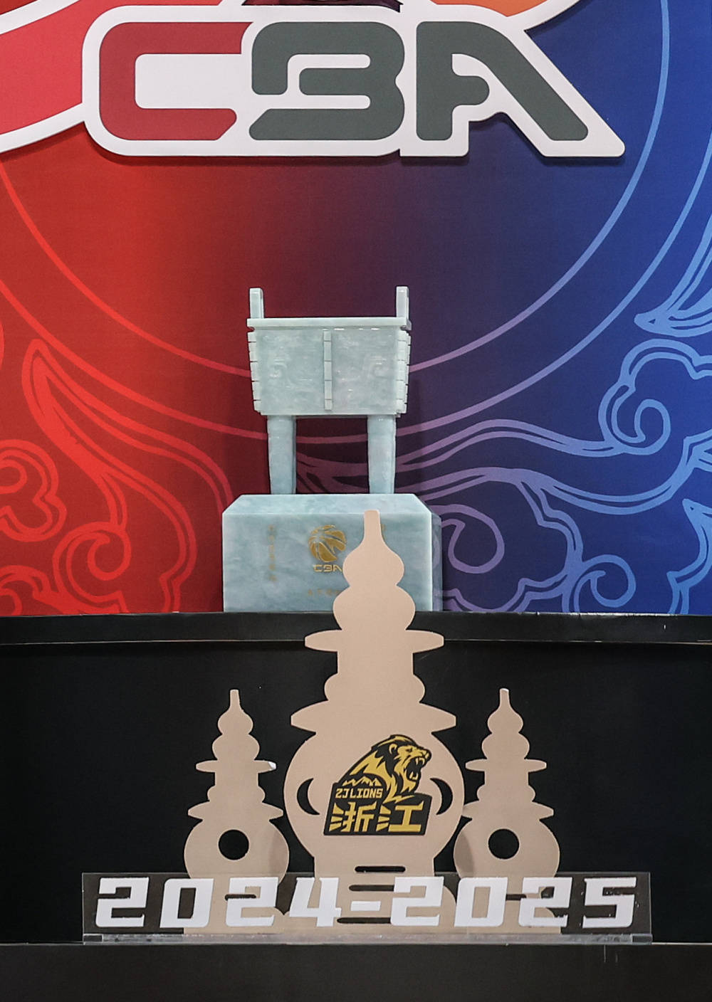 新华社：CBA多起重磅交易，传递什么信号？