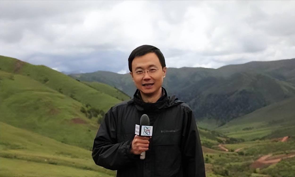 一开口就赢了全场！九三阅兵解说员揭晓，原来是他们两位，都是央视知名主持人，颜值才华气质并存