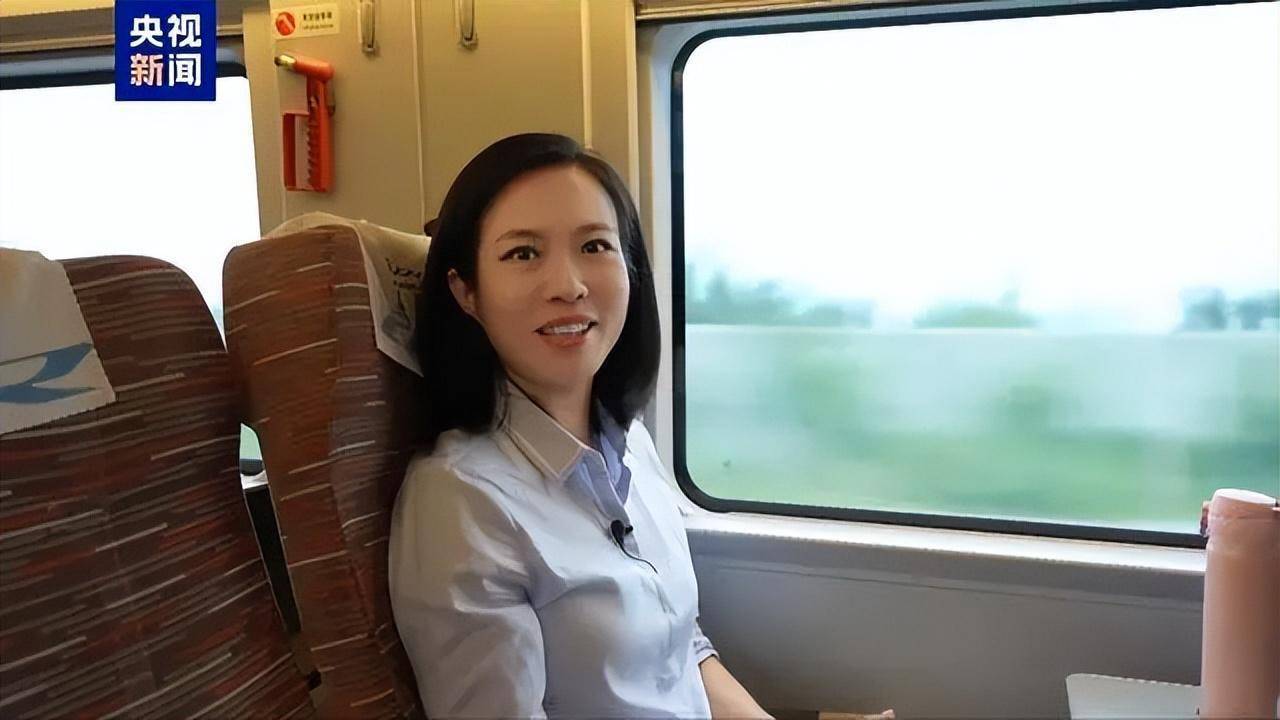 一开口就赢了全场！九三阅兵解说员揭晓，原来是他们两位，都是央视知名主持人，颜值才华气质并存