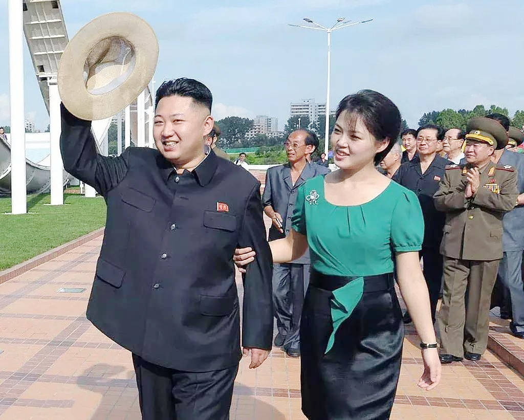 金正恩妻子的穿搭好雍容，上方圆领下方短裙得体，立体发型挺精神