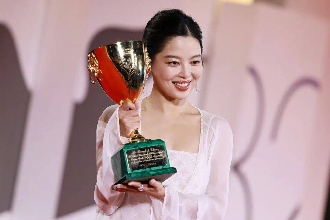 辛芷蕾夺威尼斯影后：中生代花实力上桌，流量舆论场下电影如何找到存在感？