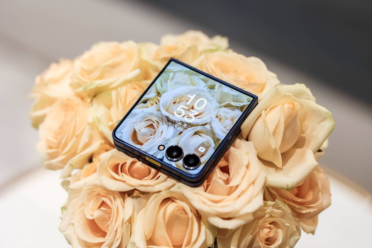 「秋日满分氛围感」三星Galaxy Z Flip7手机带你玩