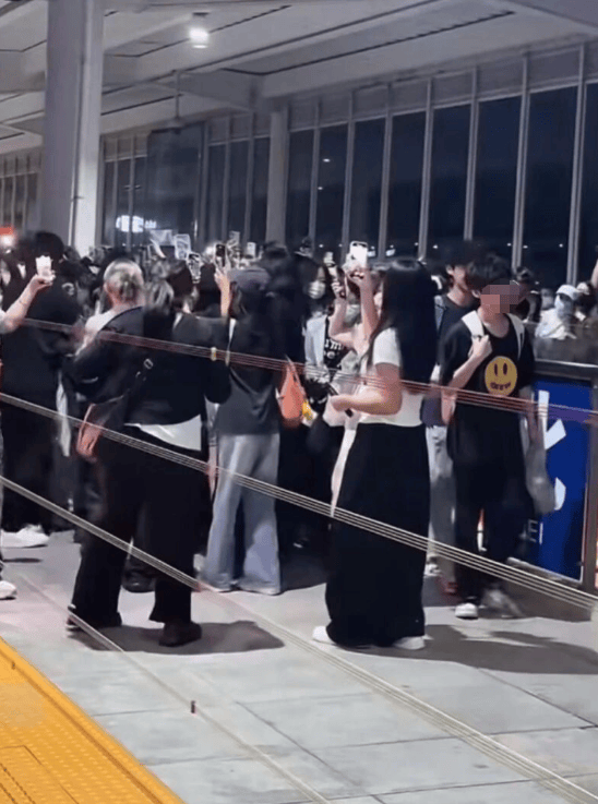 演员刘某某在高铁站台被多名旅客围堵拍照 官方通报