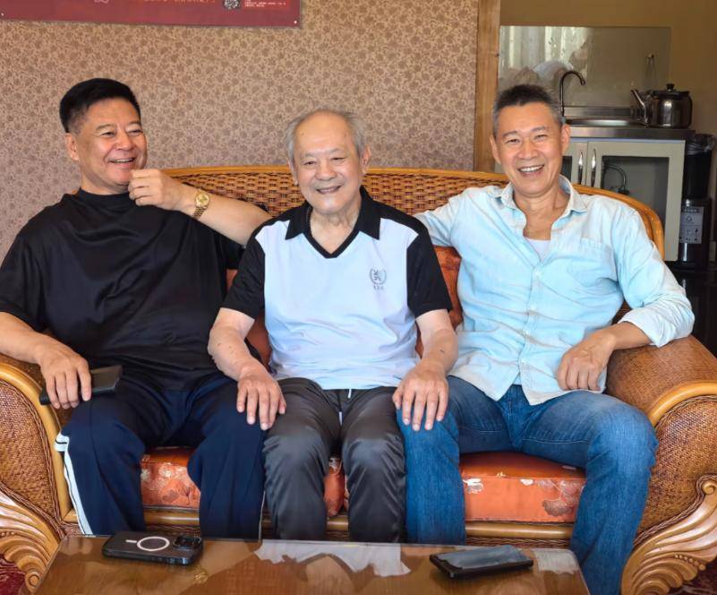 北电78明星班相聚，张铁林变化大，周里京方舒没来，有2人已去世