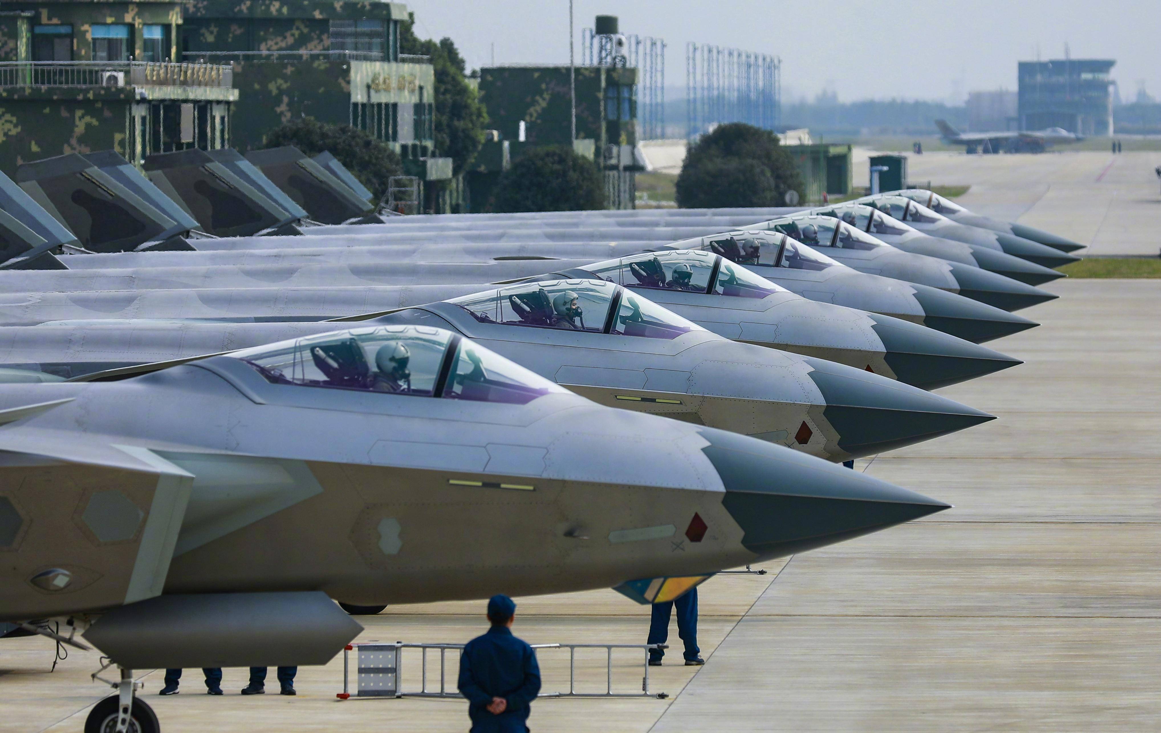 中国歼-20年产突破百架反超美军总量，F-22停产F-35紧张分配！