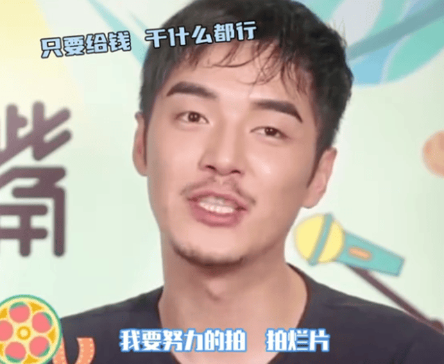 金世佳接儿子放学，189个头身材练得真好，牵着儿子手人夫感好强