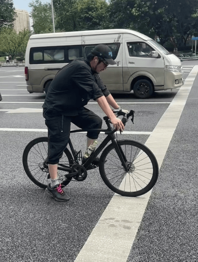 金世佳接儿子放学，189个头身材练得真好，牵着儿子手人夫感好强