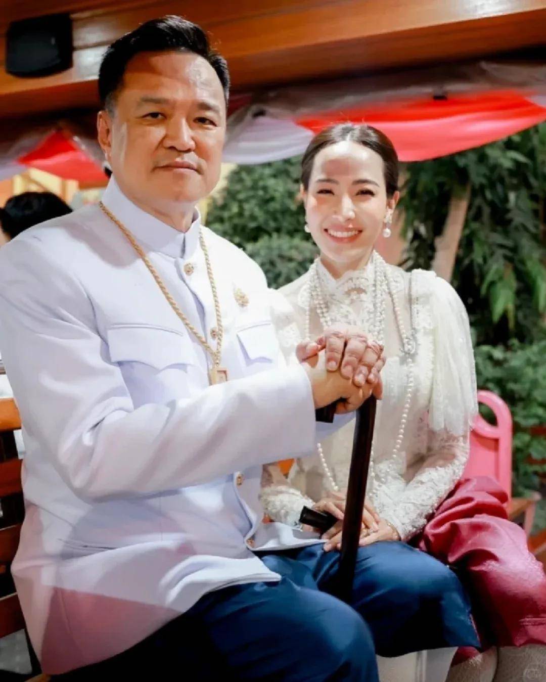 泰国新总理夫人：比总理小20岁，网红店主，气质温婉，钟爱名表