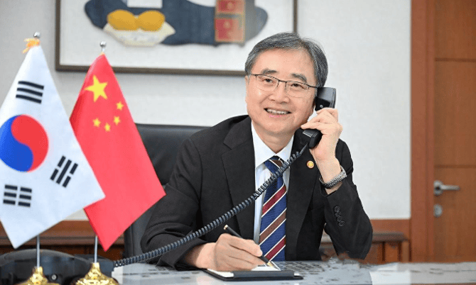 吃了中方给的定心丸后，紧握王毅外长的手，韩外长终于可以送一口气了，李在明想要的承诺拿到了