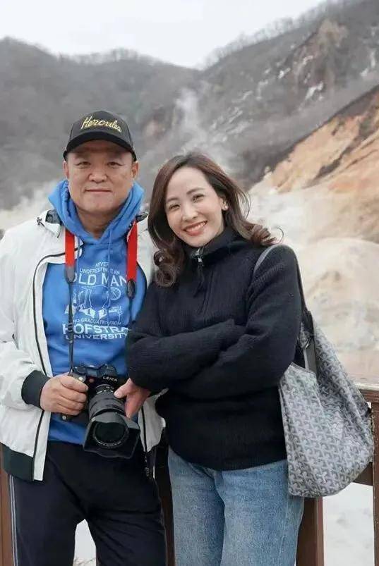 泰国新总理夫人：比总理小20岁，网红店主，气质温婉，钟爱名表