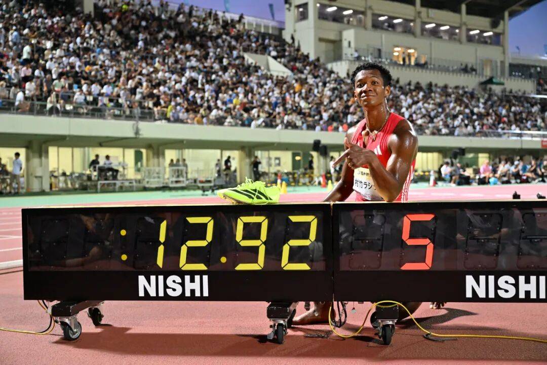 说日语的黑哥们儿在世界级田径赛场上大摆JOJO立体育比赛直播