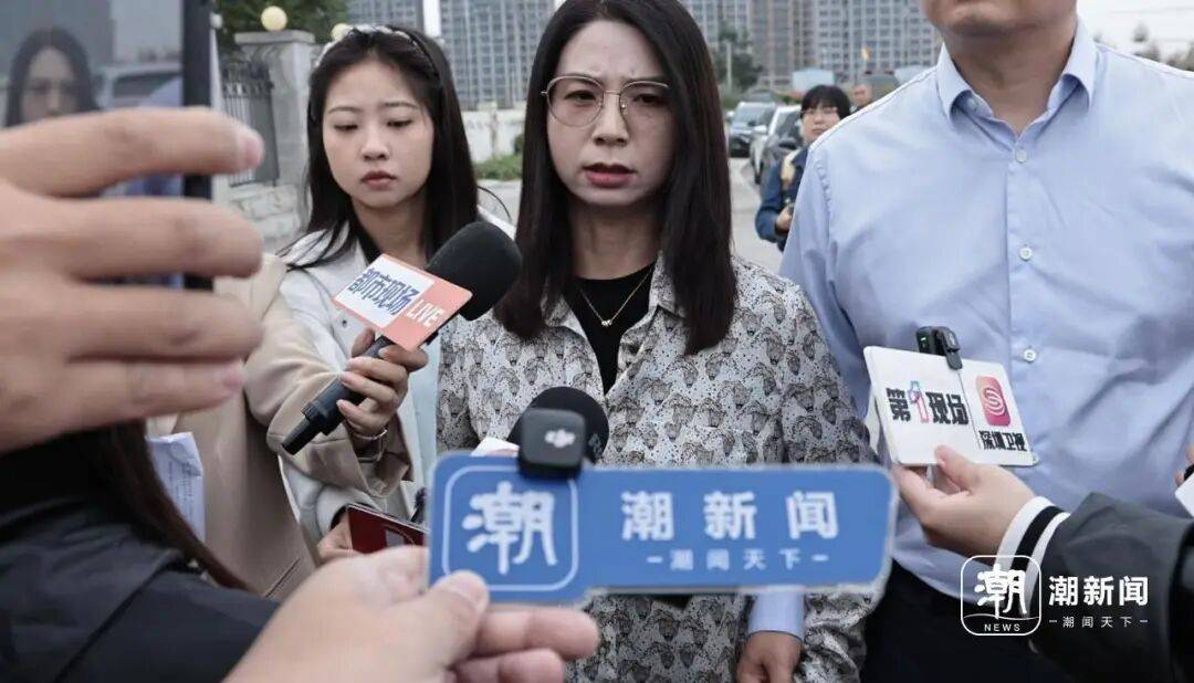 “性侵认定工伤”案开庭，崔丽丽穿被侵害时的衣服与丈夫出庭