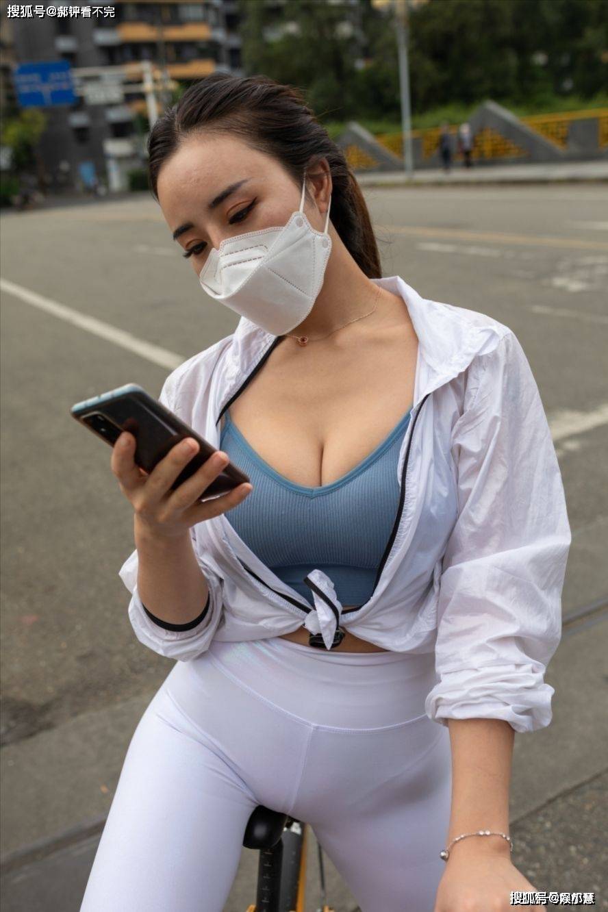 街头微胖女神，顶级好身材，穿搭太抢眼！