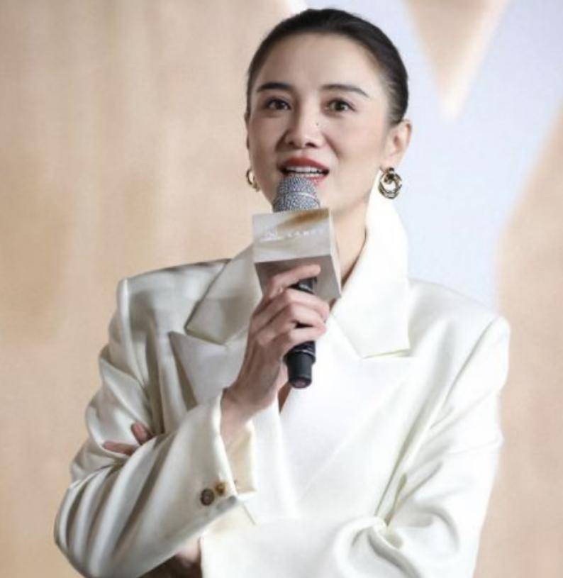 当45岁宋佳与45岁张柏芝站在一起，我才明白什么叫顶级自律
