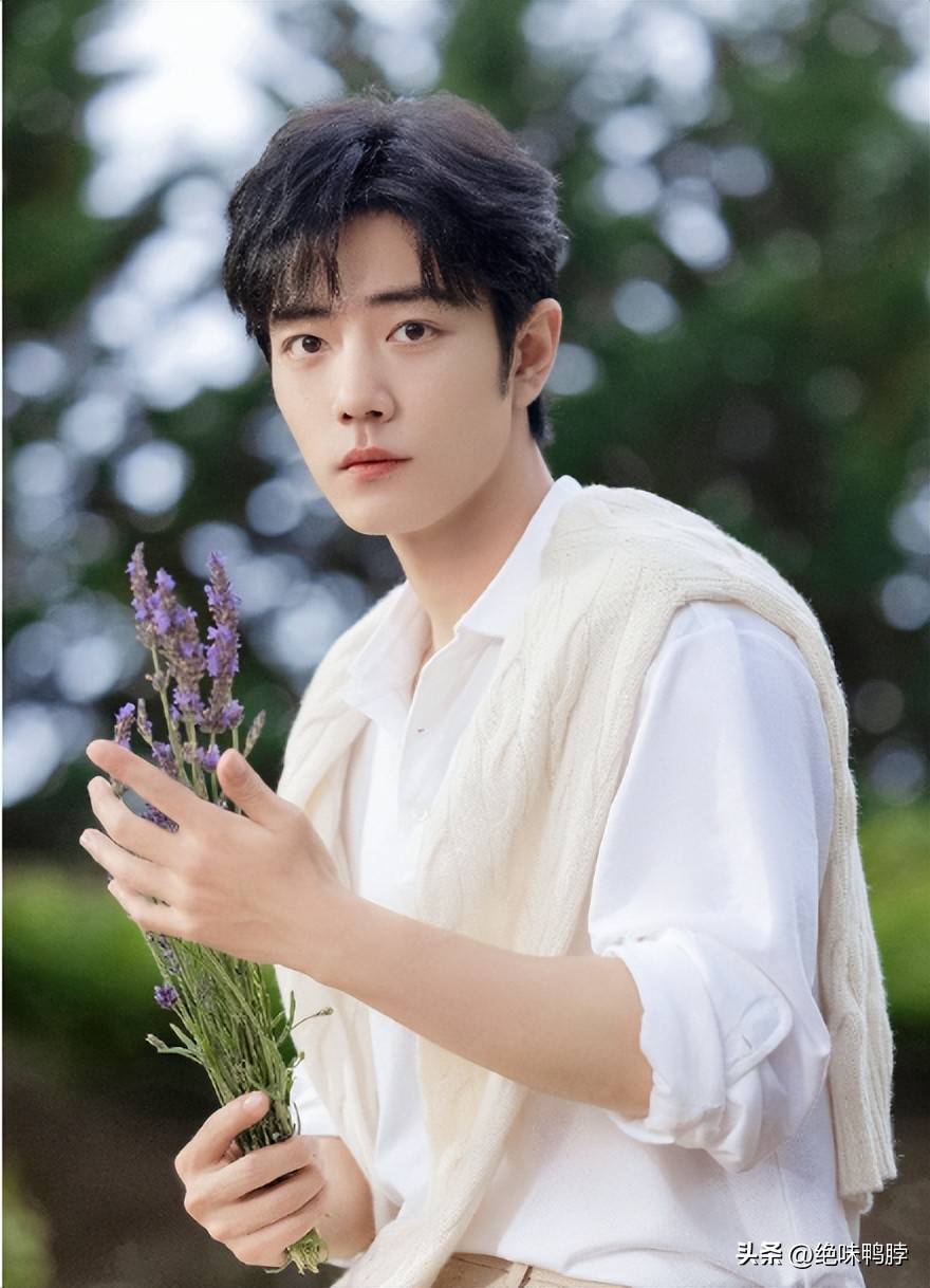 ���ϰѰ���ֱ�ӵݸ�Фս,ע��Фս������ʶ��Ӧ,��Ҳ̫��Ȼ�˰�