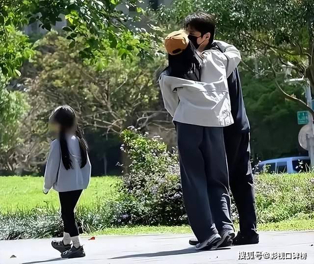 虽然都是45岁，高圆圆看上去不太自然，董洁被网友评价老得像58岁