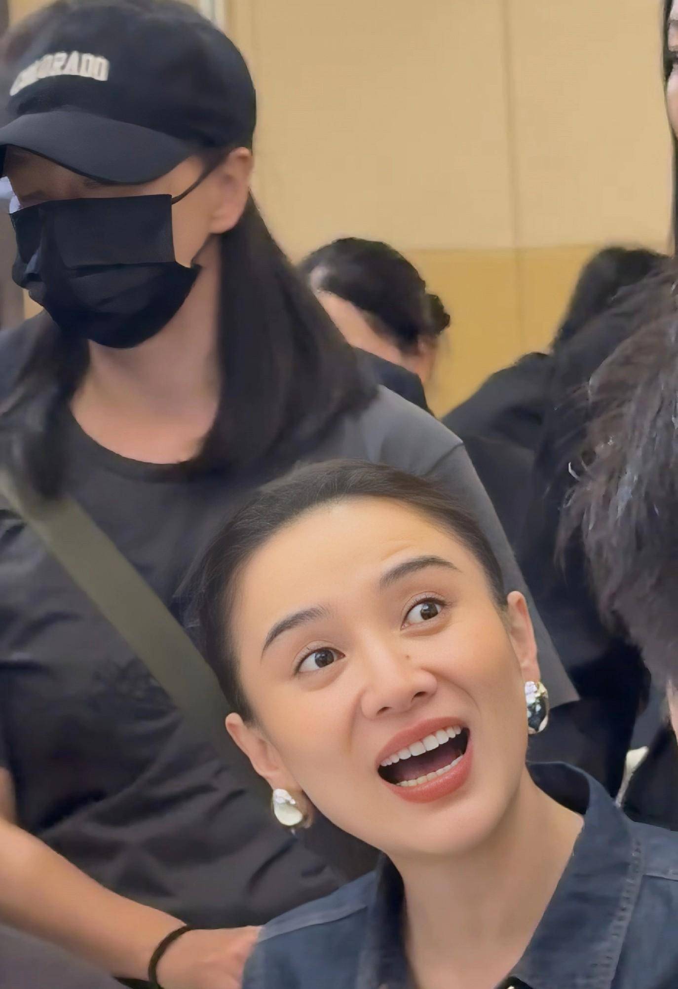 身姿高挑配丸子头又美又飒气质超绝！AG真人app宋佳北京晚宴近照流出(图1)