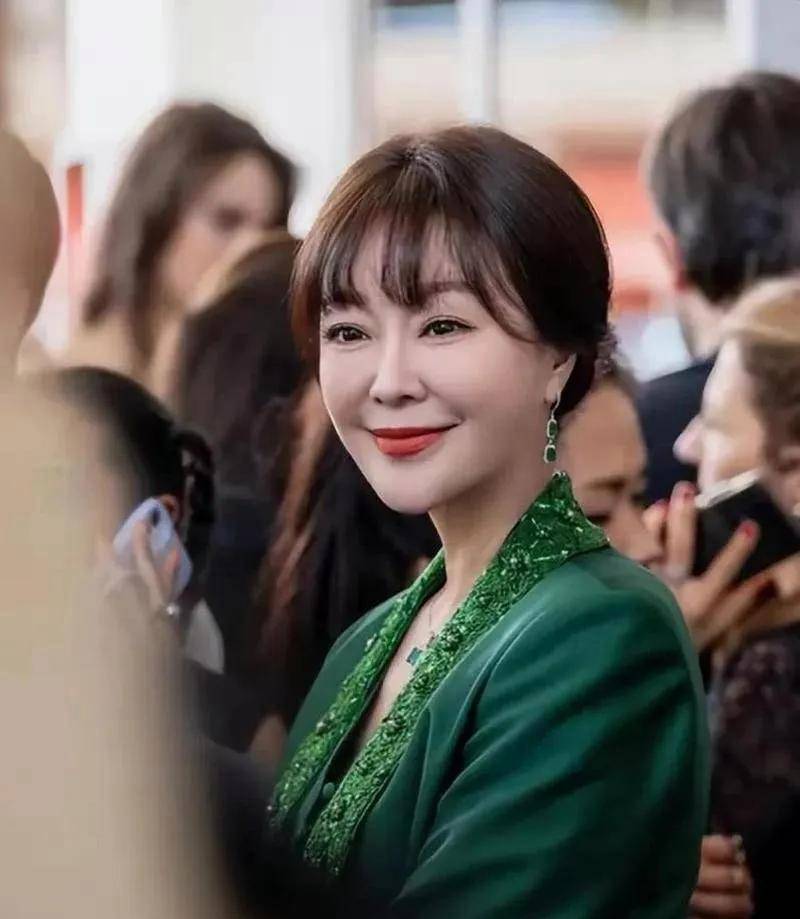 前央视主持人王小骞：离开央视后曾大肆宣扬国外，如今成带货主播