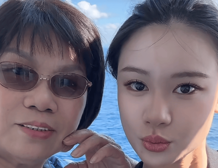 范志毅妈妈和孙女游轮旅行，70多岁很时髦，剪学生头发型气质不俗