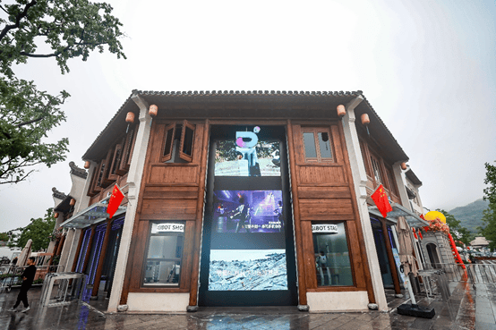 智元机器人携手无锡，全球首个开放式具身智能体验中心开业