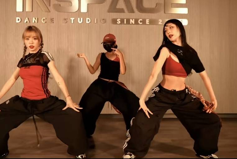 雷佳音老婆带女儿跳热舞，13岁北北露脸太早熟，身材比妈妈的还好