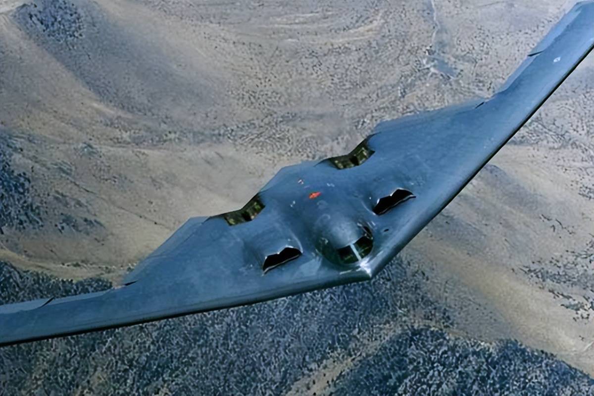 央视飞行员一句拭目以待，轰20真来了？空中黑鹰将补齐最后短板