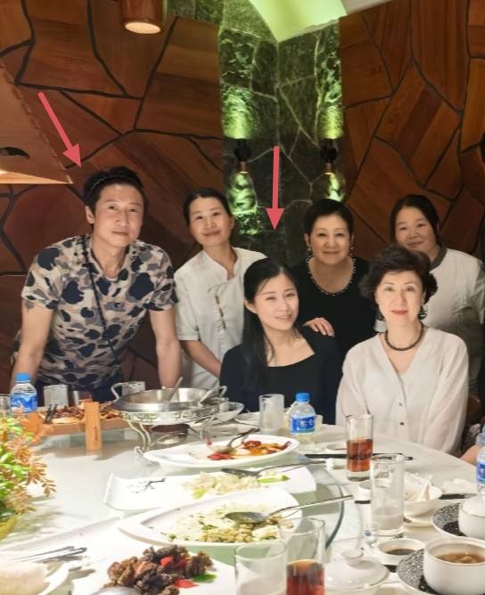 75岁洪金宝和家人到云南旅游，老婆高丽虹打扮贵气，皮肤白到发光