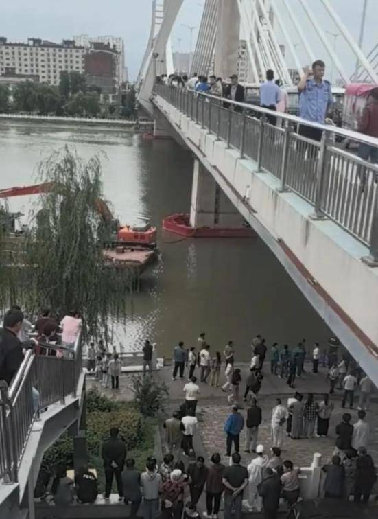 陕西新郎跳河，知情人：29岁大学老师很帅气，两年前订婚画面曝光