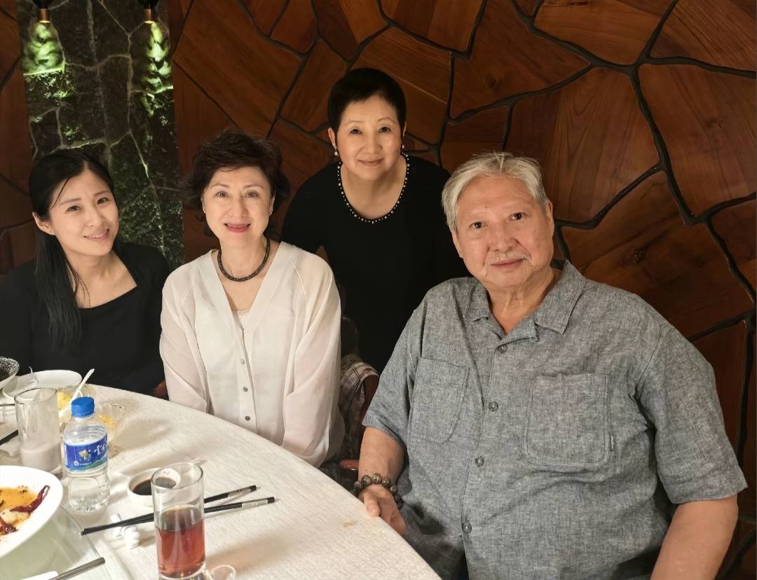 75岁洪金宝和家人到云南旅游，老婆高丽虹打扮贵气，皮肤白到发光