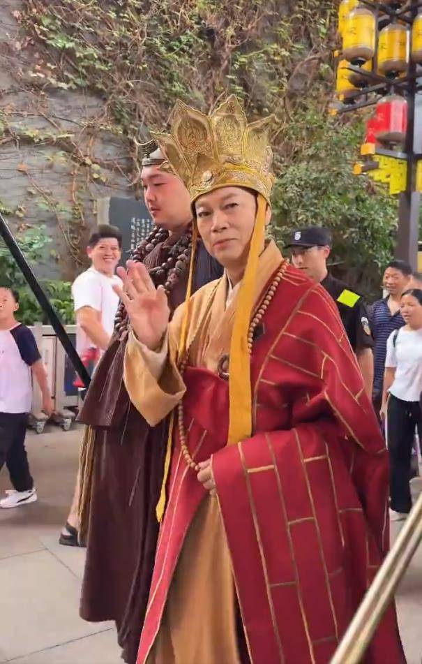 79岁罗家英再扮唐僧景区打工，多名老戏骨国庆假期现身景区表演