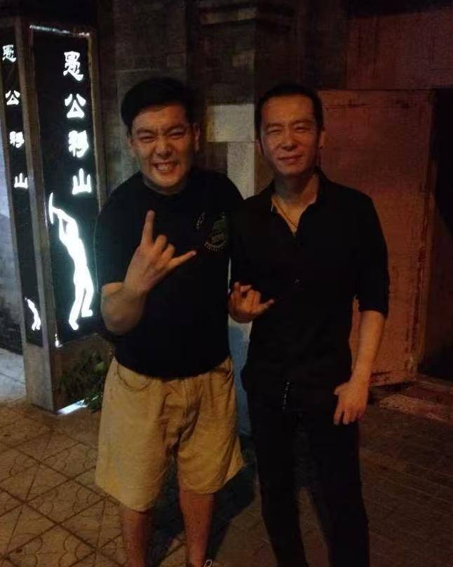 摇滚歌手应鹏去世，年仅43岁，离异无房无车无医保，放纵喝酒导致