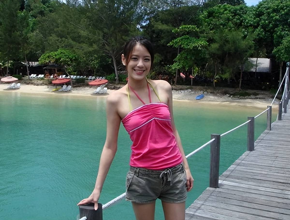 周杰伦前女友官宣离婚，暖心回复网友被夸，昆凌素颜现身日本潇洒