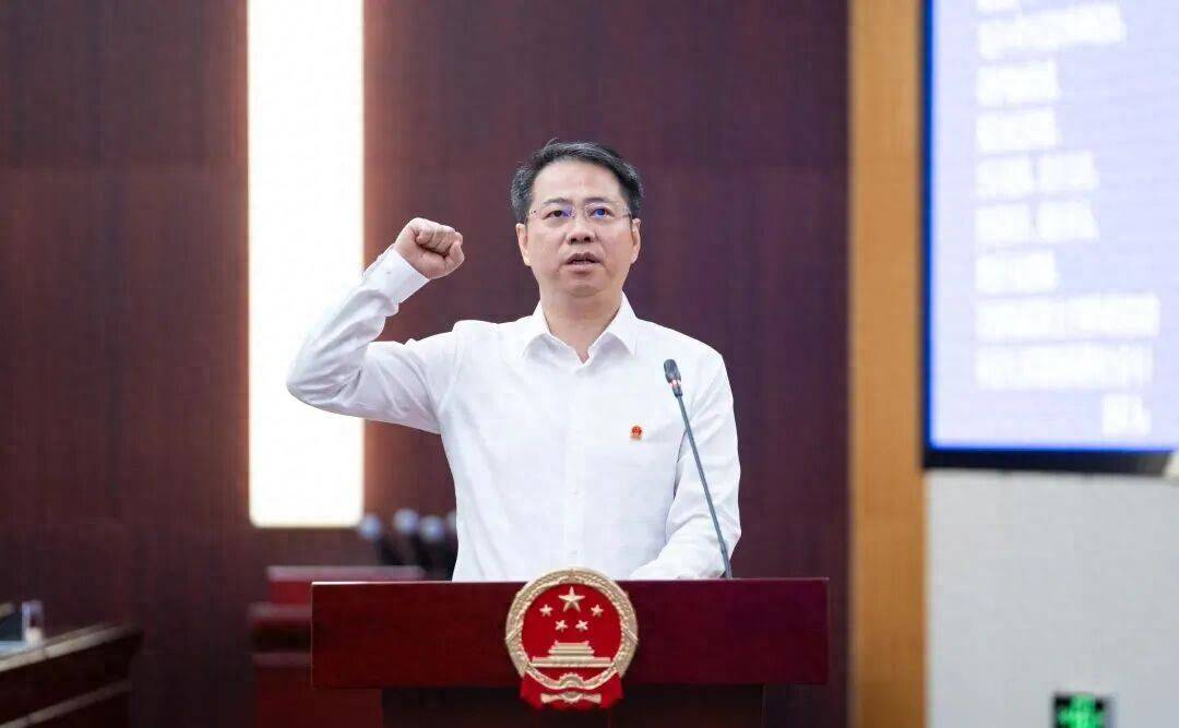吕晨飞，任上海崇明区代区长