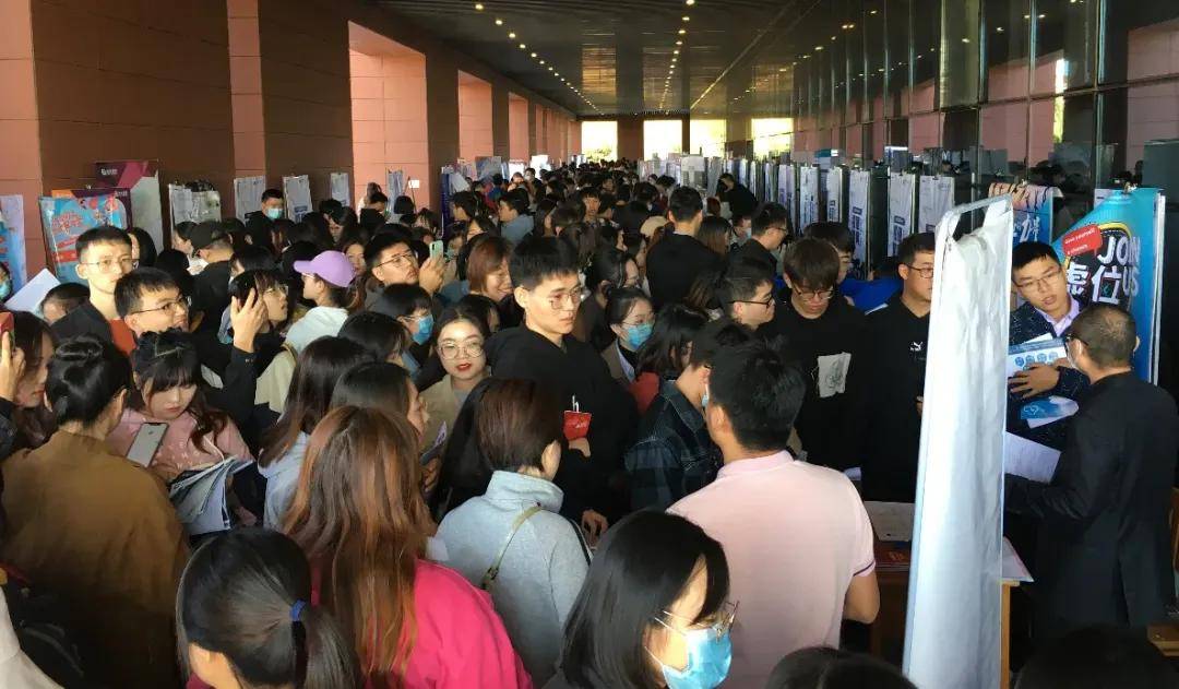 地铁里的“油腻”老板，花15亿逼疯打工人