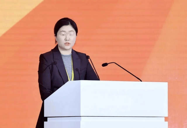 新能源二代集体“渡劫”！父辈留下的百亿烂摊子，女儿们来收？