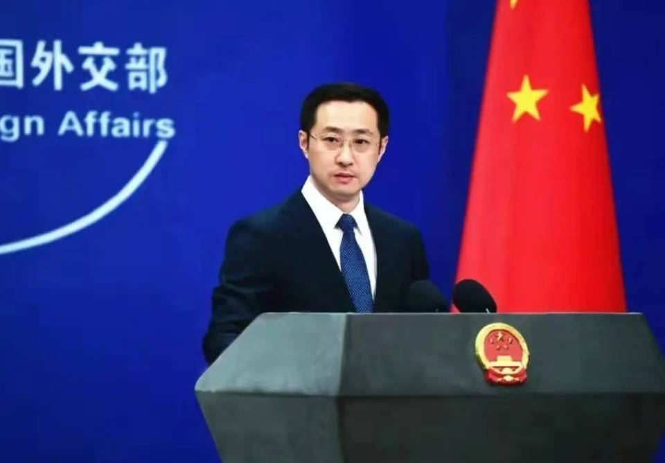 原创             美方征收港口费，中方对等反制！美媒：全球航运因中国或陷入停滞