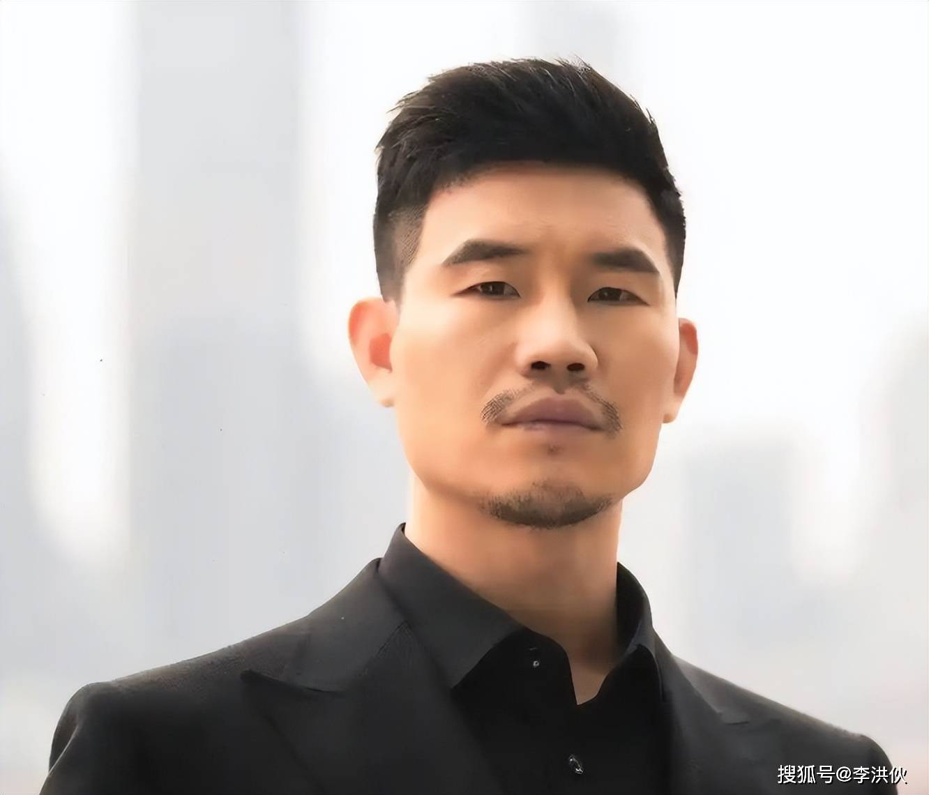 嘎子哥又出事了！警服风波后又被曝欠债千万被限高，这回真要凉了