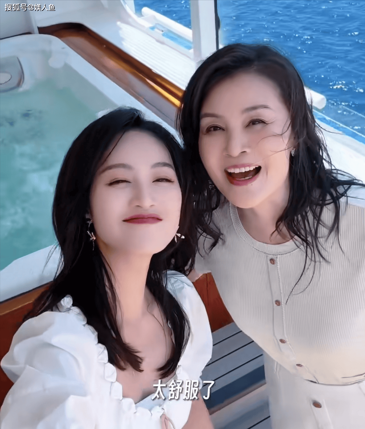 35岁蓝盈莹和妈妈同框似闺蜜，60岁妈妈年轻漂亮，二婚嫁亿万富豪