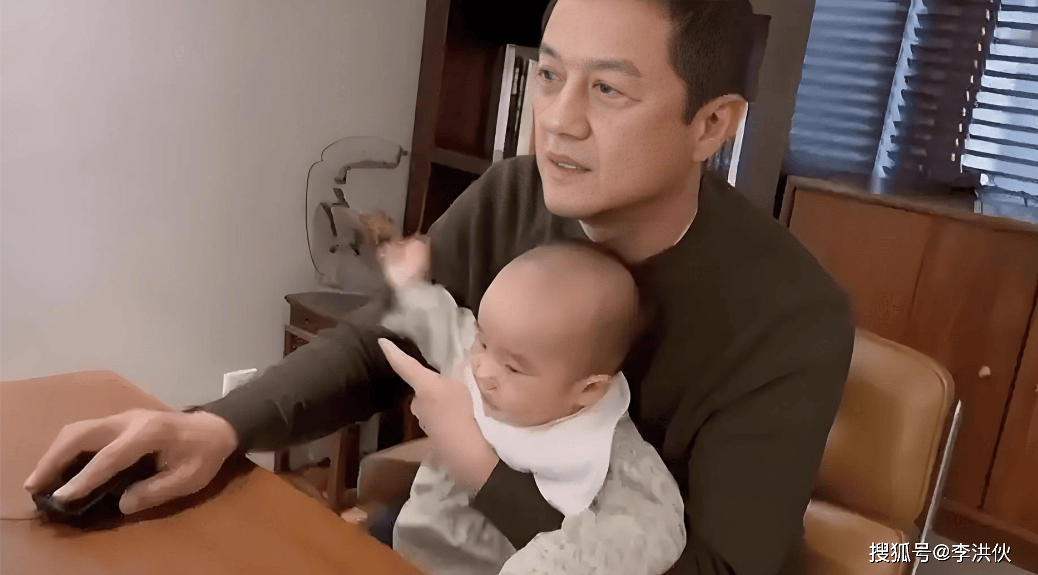 上午悲痛官宣离婚，晚上开心直播带货，李亚鹏来不及悲伤就去赚钱